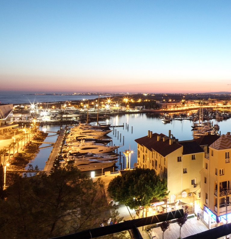 Casal a brindar à beira da piscina |  promoção de Reserva Antecipada nos Hotéis Dom Pedro em Vilamoura